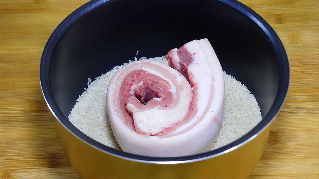 五花肉放进大米里面，实在太香了，很多人没吃过，好吃营养又解馋