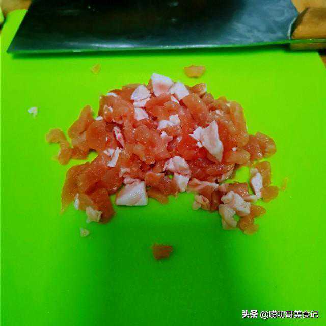 用土豆来做一碗香滋滋的《炸酱面》做法，大家快来看看吧