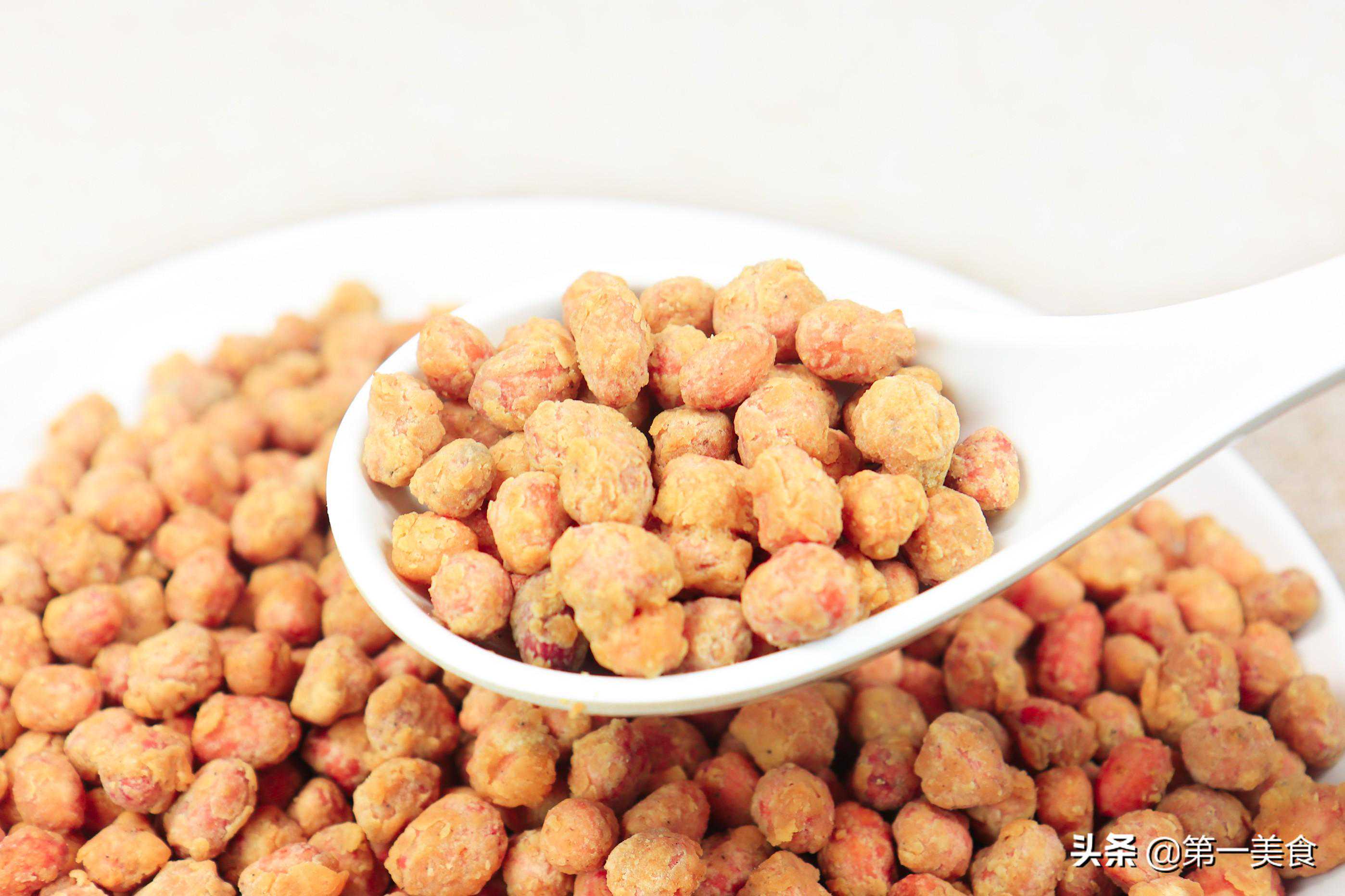 花生米裹上鸡蛋液下锅炸，厨师长做的脆皮花生香酥可口，嘎嘣脆