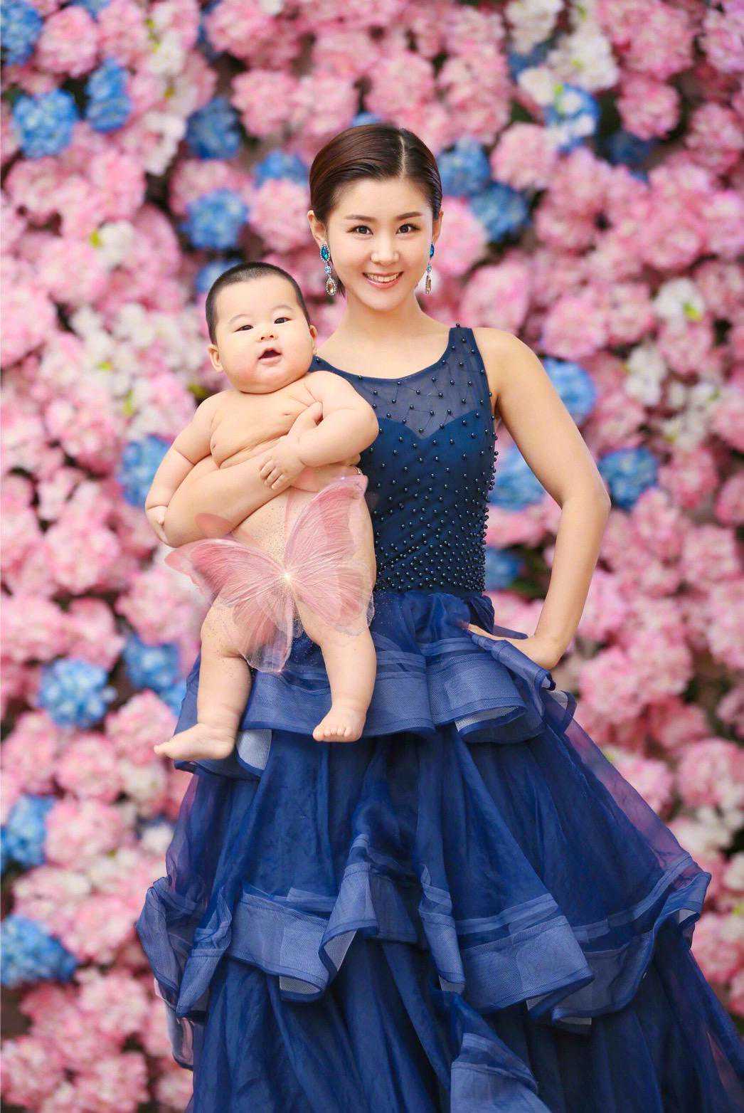 李小萌王雷儿子近照，“肉肉脸”很喜庆，被妈妈单手抱肉都起褶了