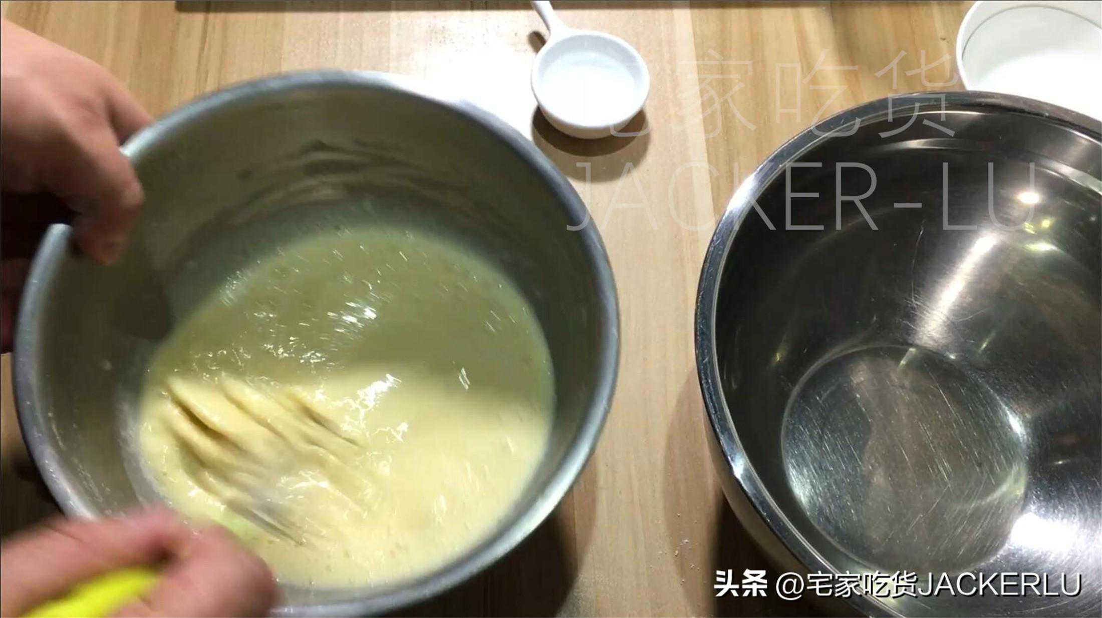 杏仁可丽露，轻轻一咬，外脆内软的质感瞬间弥漫口中，回味无穷。