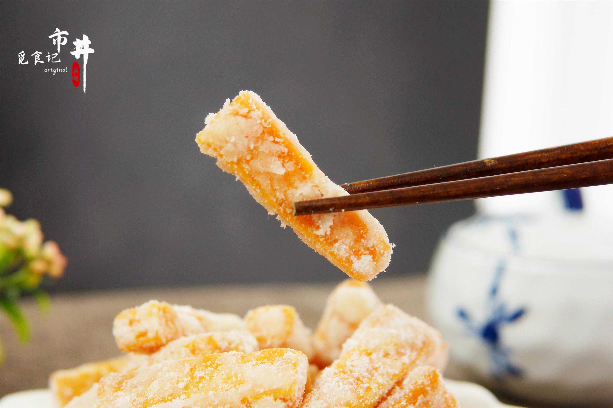 用红薯做“薯条”，加点白糖炒一炒，酥脆香甜，大人孩子都爱吃