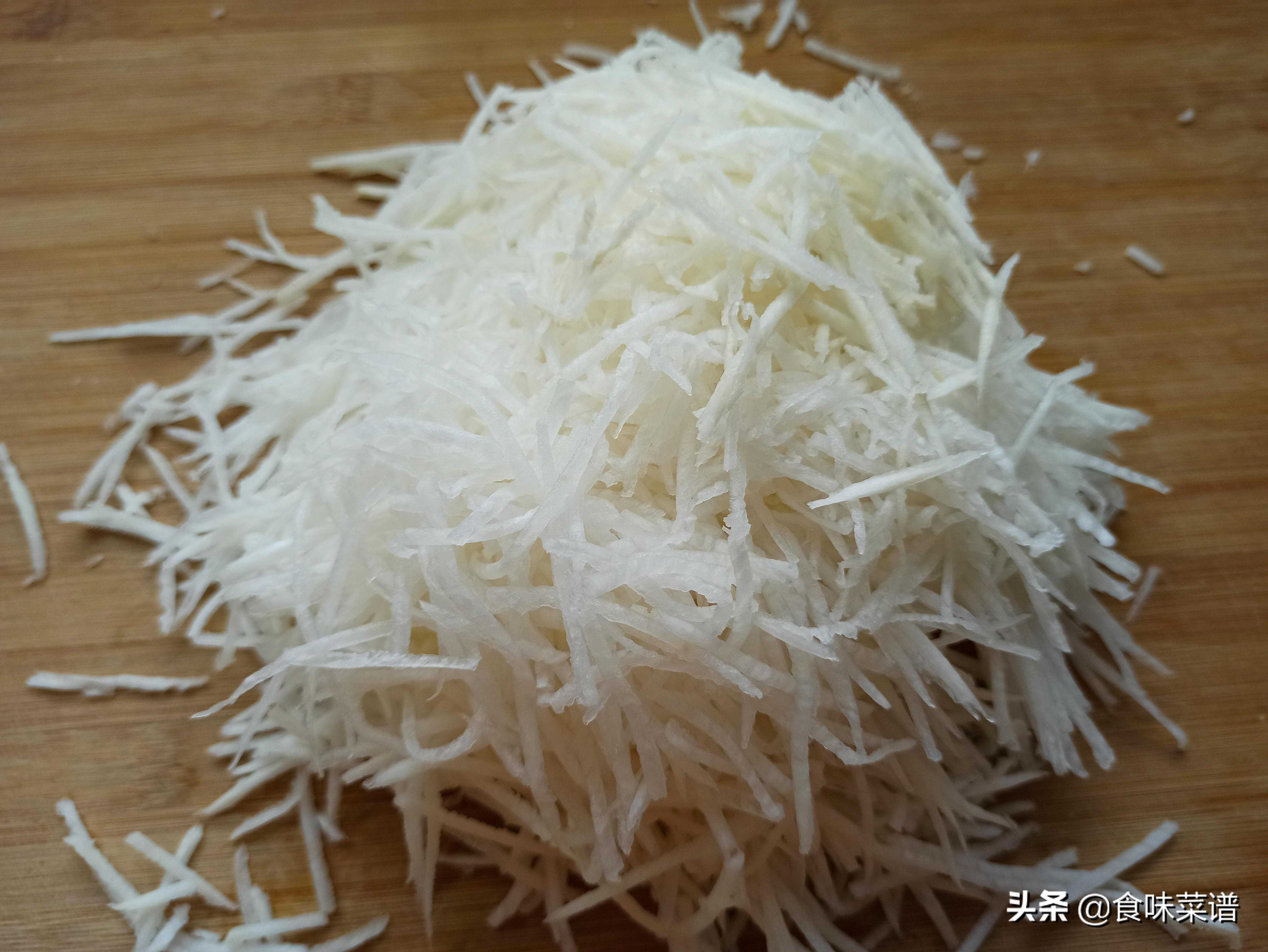 人见人爱的萝卜饺子，馅料这样调，皮薄馅大又解馋，出锅肉嫩鲜香