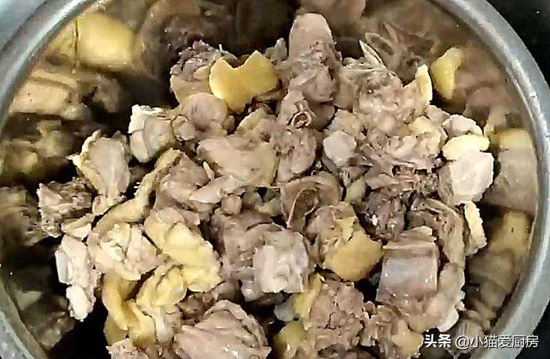 教你鸭肉烧土豆，鸭肉味道香美，土豆也好吃，学会你会百吃不厌