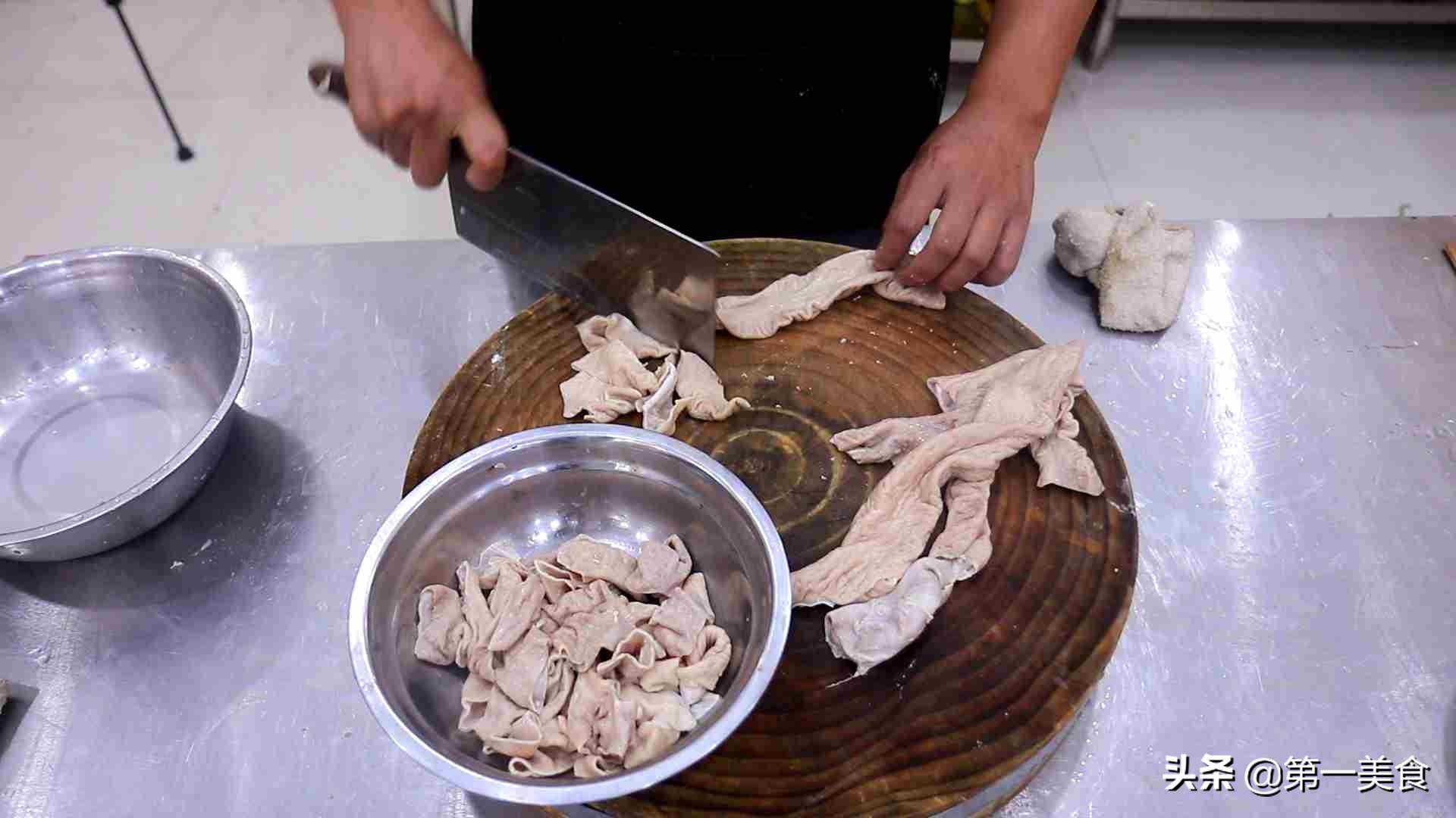 厨师长分享烧大肠的家常做法，只需掌握一个技巧，就能不腥不腻