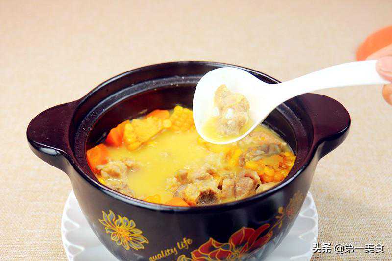 巧用砂锅炖玉米排骨汤，简单3步，汤汁奶白不腥，排骨软烂入味