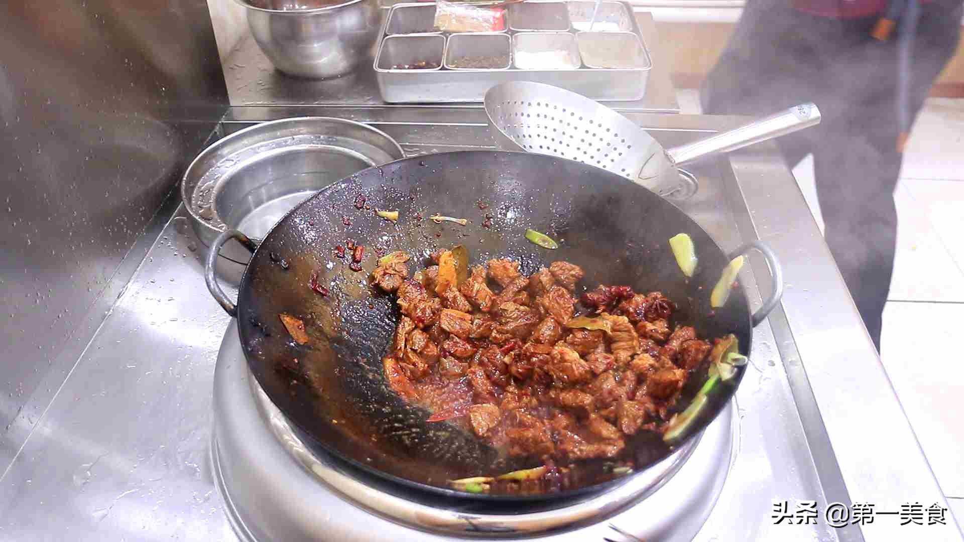 厨师长教你做土豆烧牛肉，牛肉软烂入味，吃着舒坦还花不了多少钱