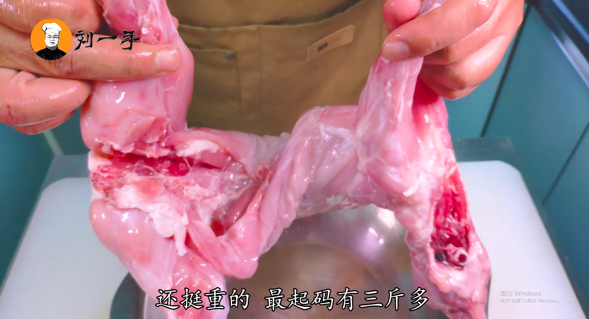 老刘今天做麻辣烤兔肉，一整只花了60元，手抓兔腿直接啃，看饿了