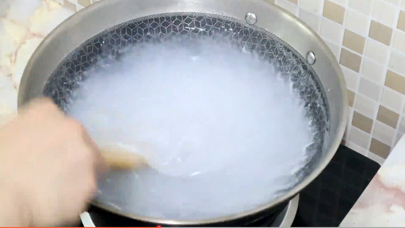 厨师长教你凉粉的做法，掌握好淀粉和水的比例，光滑柔软有弹性