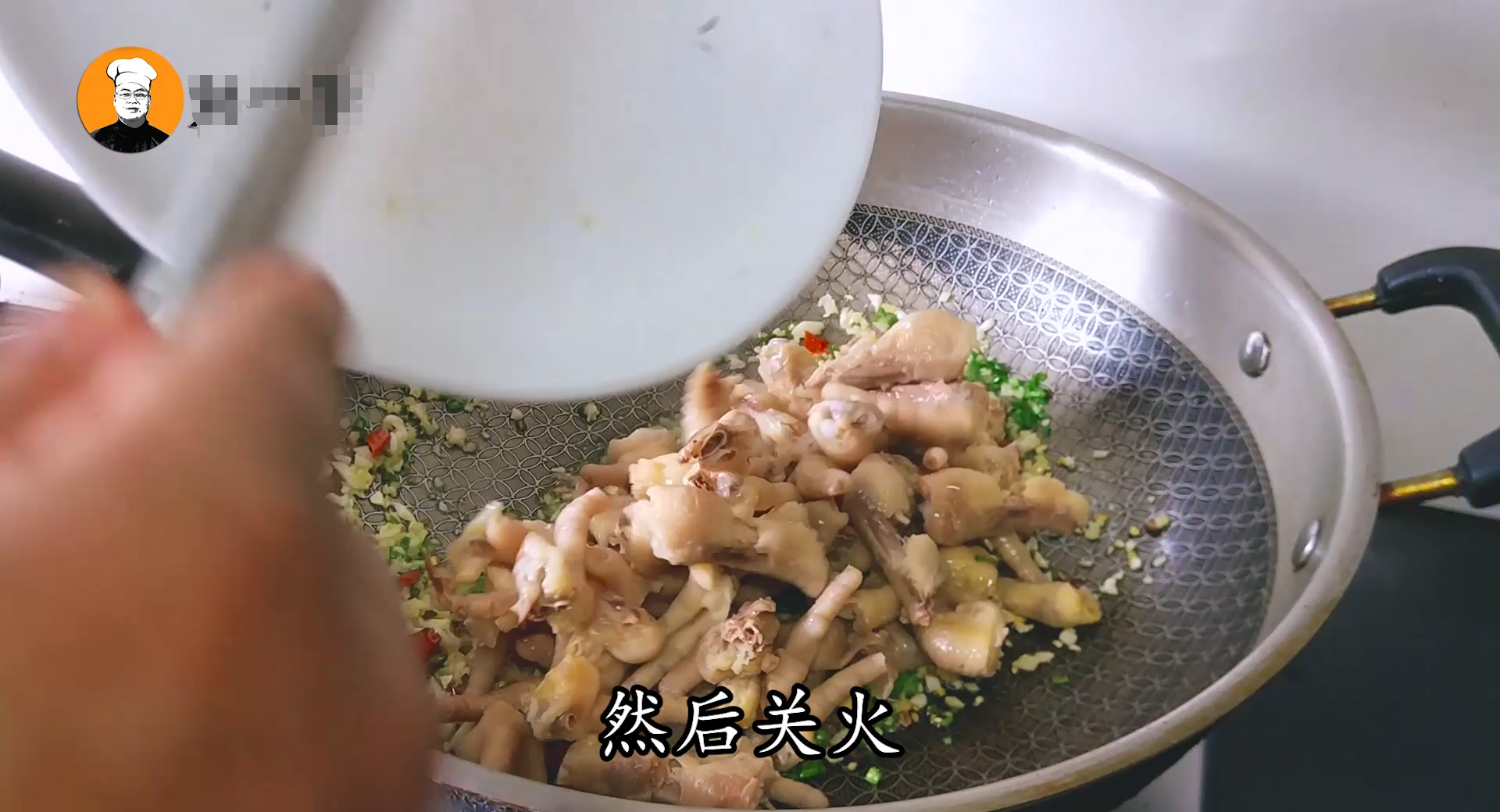 爱吃鸡爪的看这里，凉拌鸡爪，做法简单，香辣有嚼劲，下酒必备