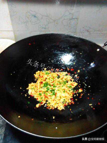 鸡蛋加点剁椒简单炒一炒，就是一道香辣下饭菜，几分钟就能搞定