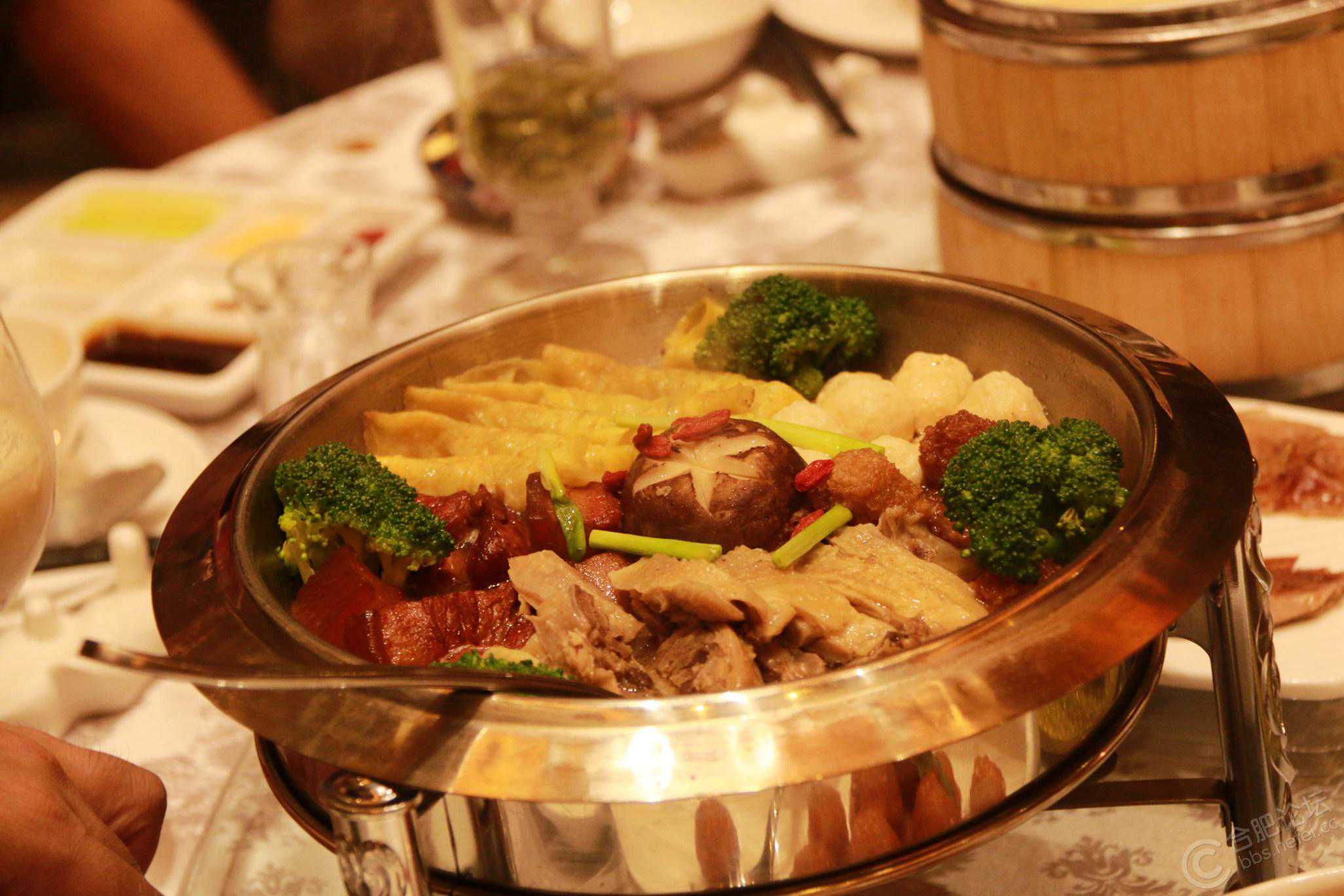 过年不少可的胡氏一品锅，一层一层叠，鸡肉猪肉牛肉样样全