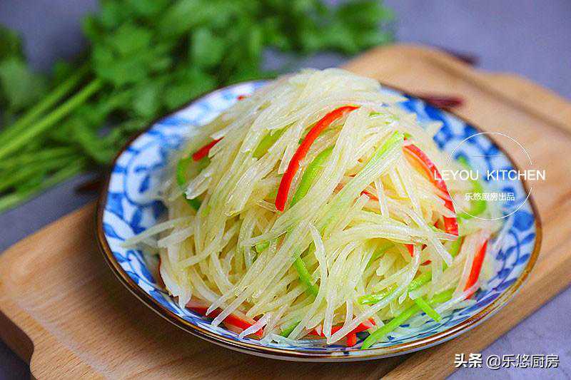 炒土豆丝，别用清水浸泡，多做一步，炒好后又脆又香，还不粘锅