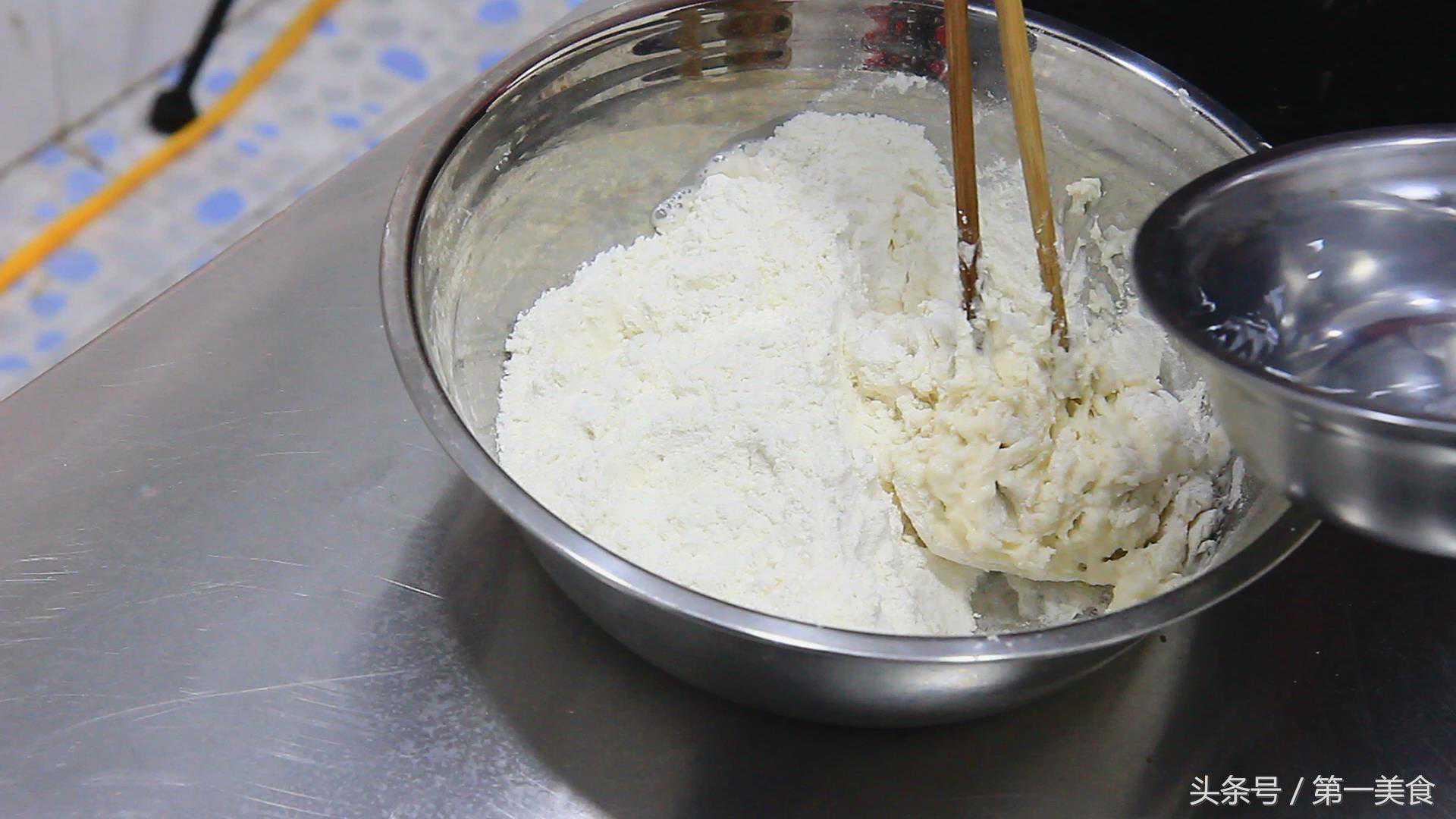 街边5块钱1张的鸡蛋灌饼，厨师长教你做，不破皮不露馅张张鼓大泡