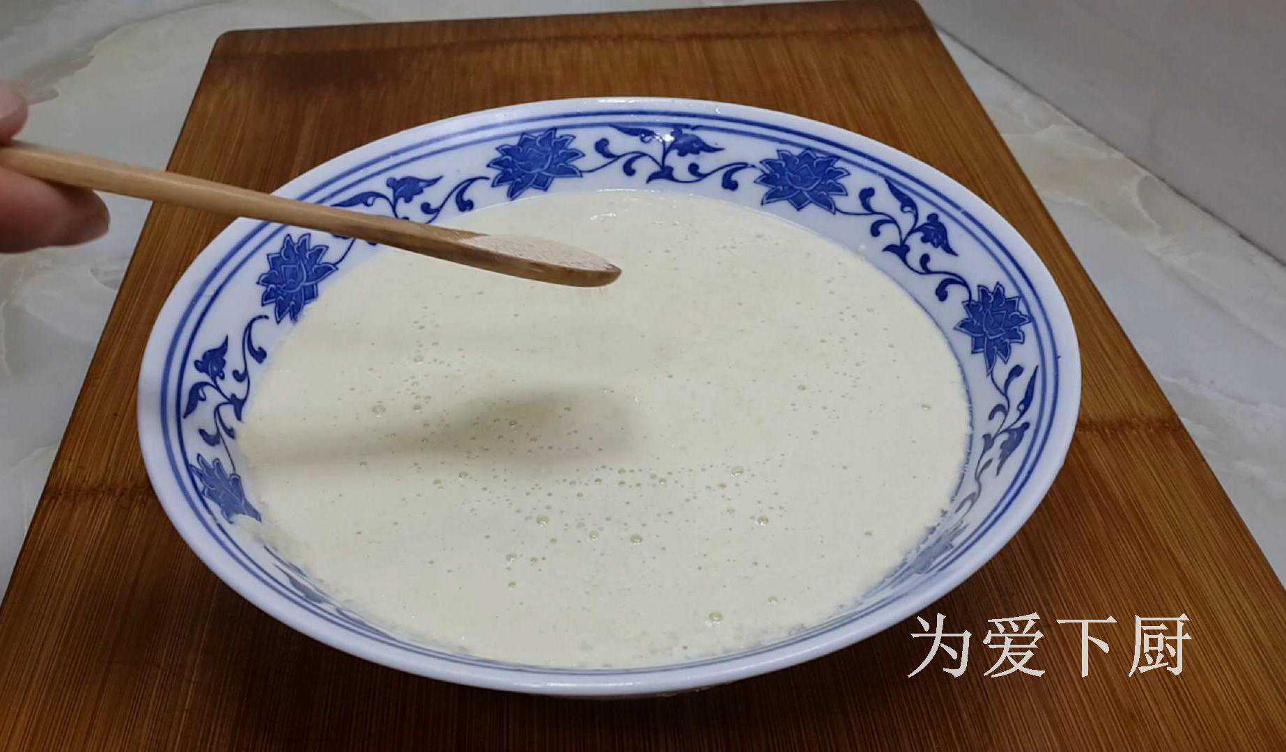 2勺黄豆，1斤面粉，油锅里一扔，做法比油条简单，比麻花酥脆好吃