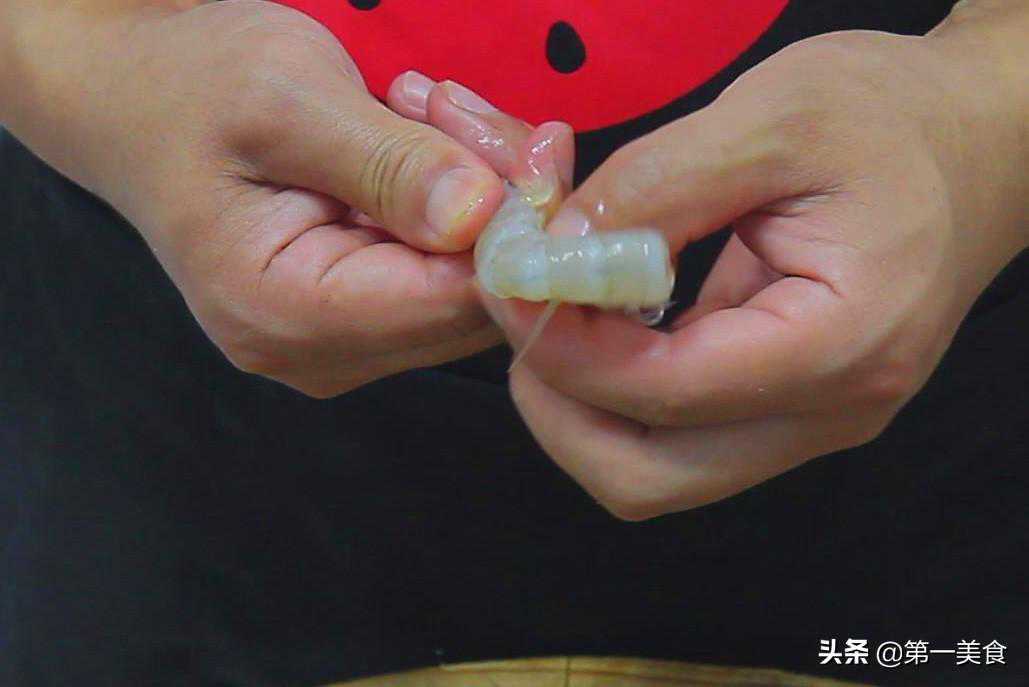 第一美食：春节家宴，怎能少了这道凤尾虾，我家隔三差五吃一次