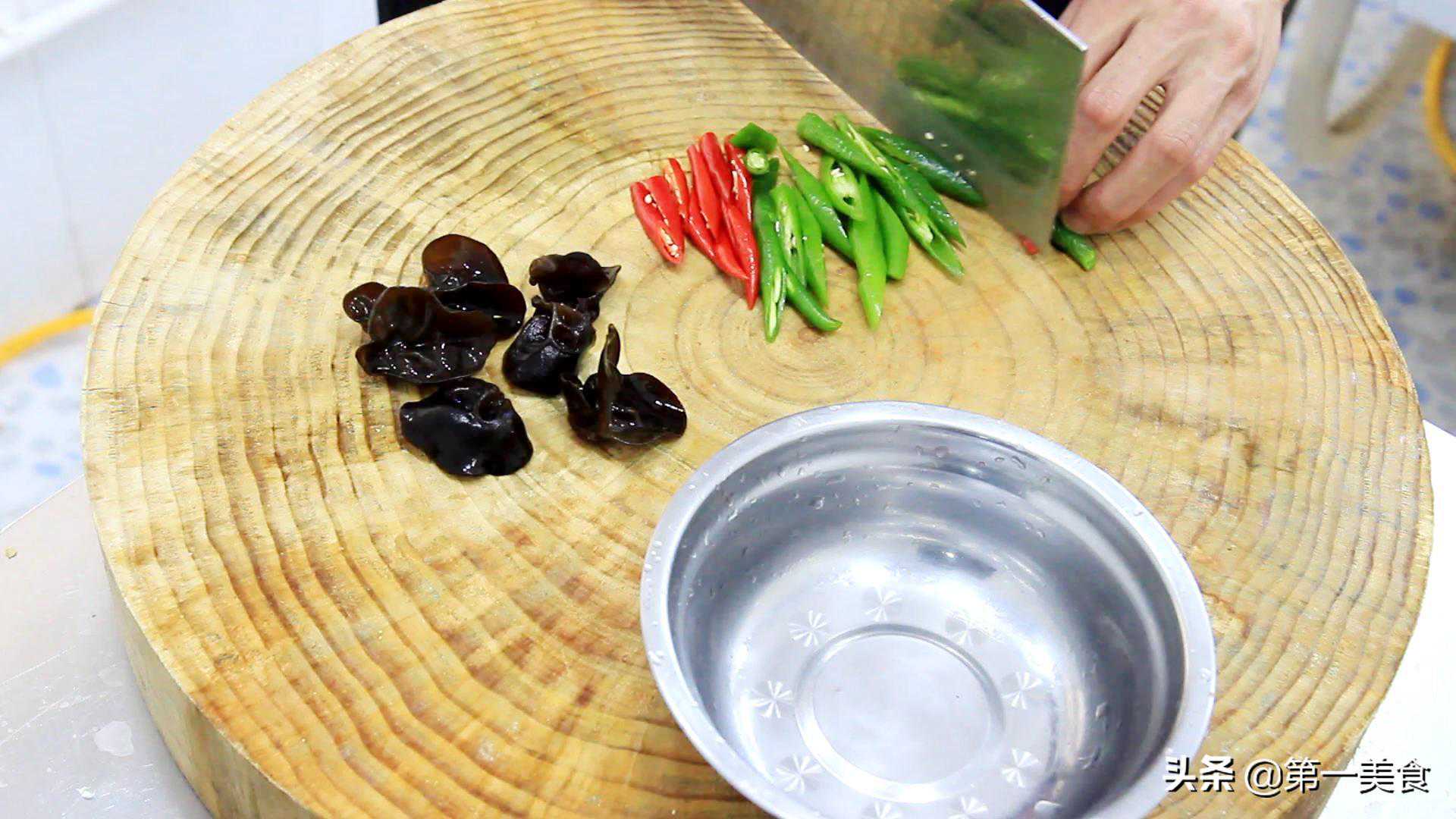 回锅豆腐应该这么做，只需一块豆腐，两个鸡蛋，一煎一炒软嫩鲜香