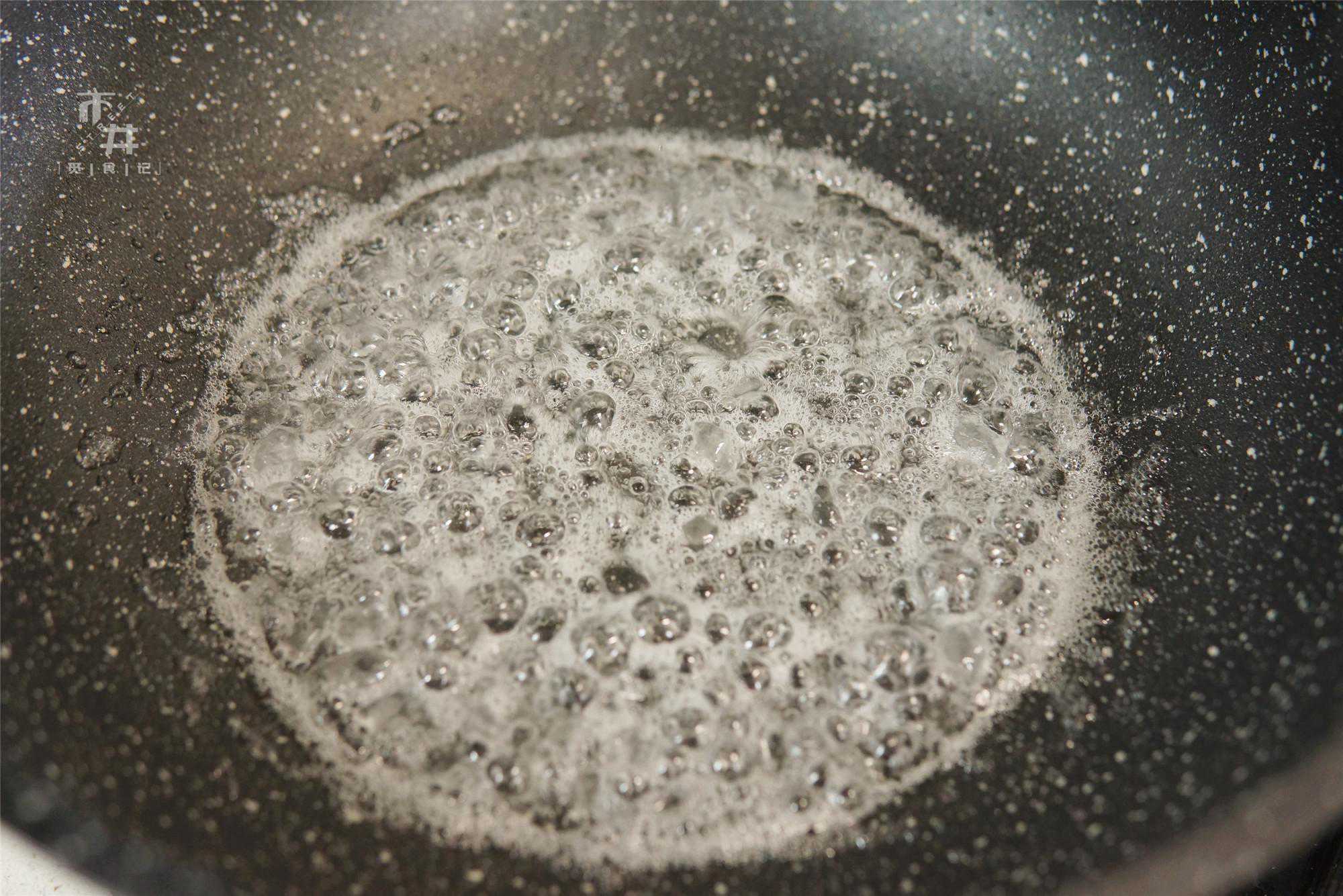 炒糖色，用油炒还是用水炒？教你认识糖色的4个阶段，红亮不发苦