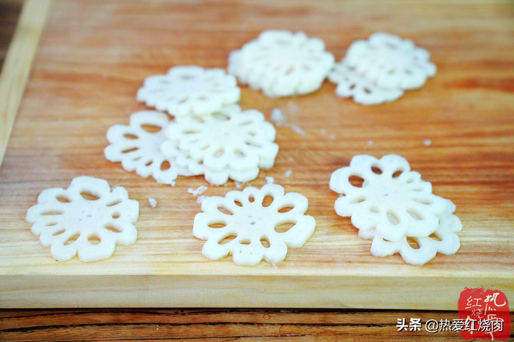 春节招待客人就得做点不一样的，普通的藕片换个切法，立马高大上