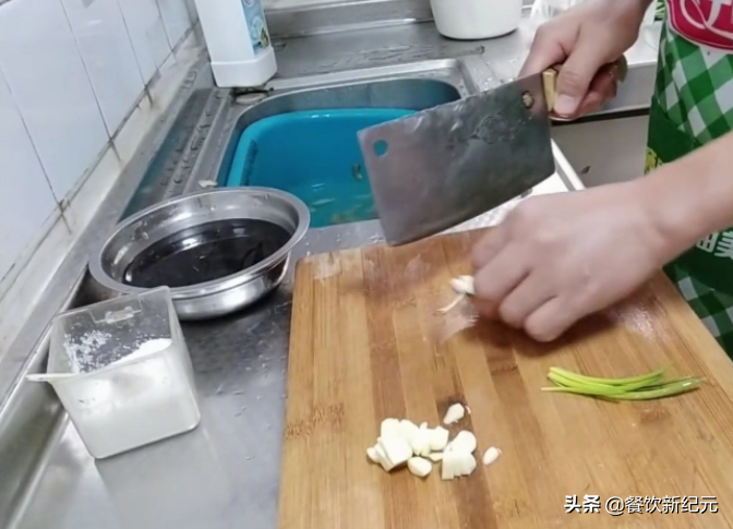 因土豆丝炒糊了，上海女子跟男友差点打了起来，网友：公主癌晚期