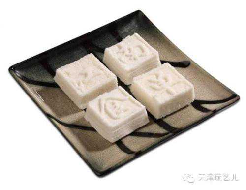 运司糕色白如雪，点上胭脂，艳如桃花，如江南美女般淡而弥旨