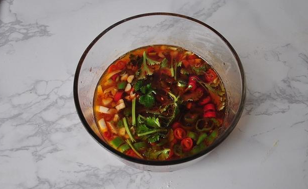 蕨菜根营养美味，清热解毒，凉拌或者制成蕨根粉，味道很是不错